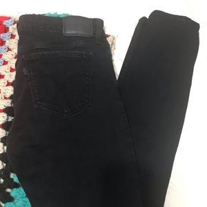 Mid rise black Levi’s